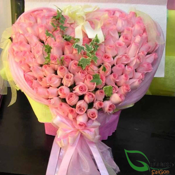 Heart by pink roses in Saigon flower shop