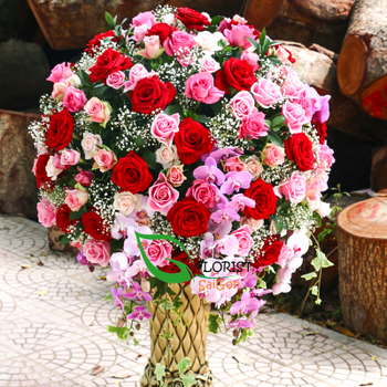 Luxury flower arrangement delivery Saigon