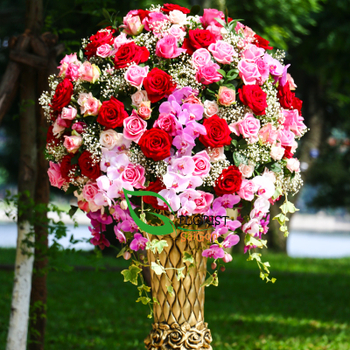 Order luxury flower arrangement to Saigon