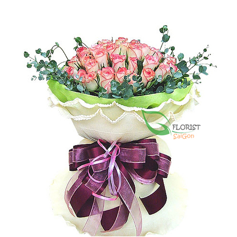 Bouquet of roses free delivery in District 1