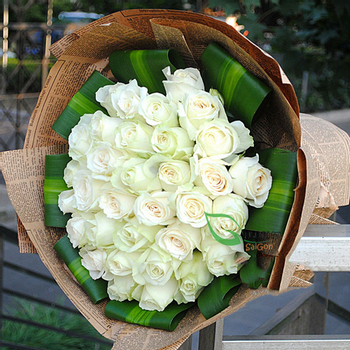 beautiful white roses delivery Saigon