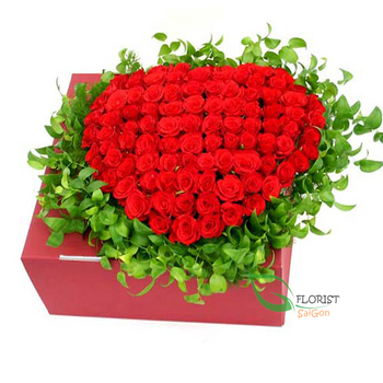 Heart shaped red roses box