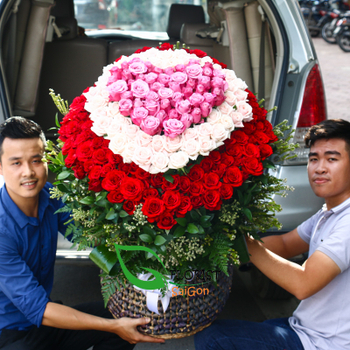 Online best Valentine heart shaped rose arrangement