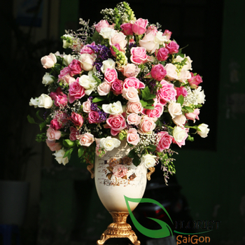 Luxurious roses vase in Saigon