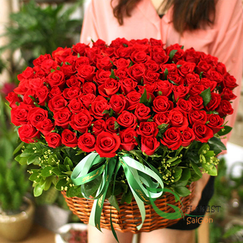100 red roses for Christmas Saigon