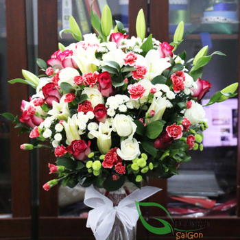 Lilies and roses for Christmas in HCM city