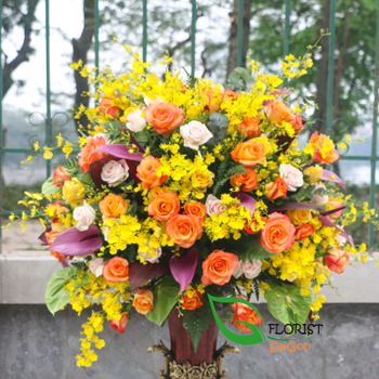 Cheerful yellow flower arrangement delivery Hochiminh city