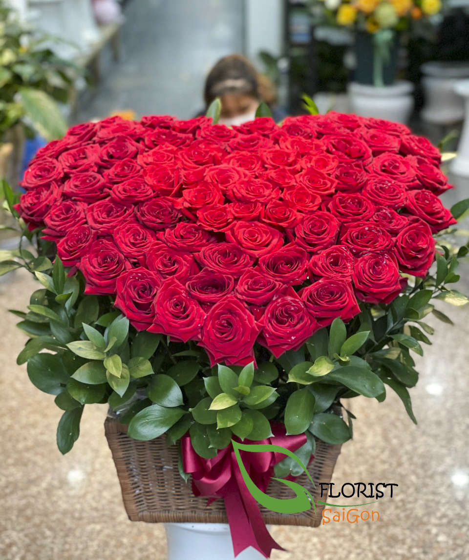 Rose heart shaped arrangement delivery Hochiminh city