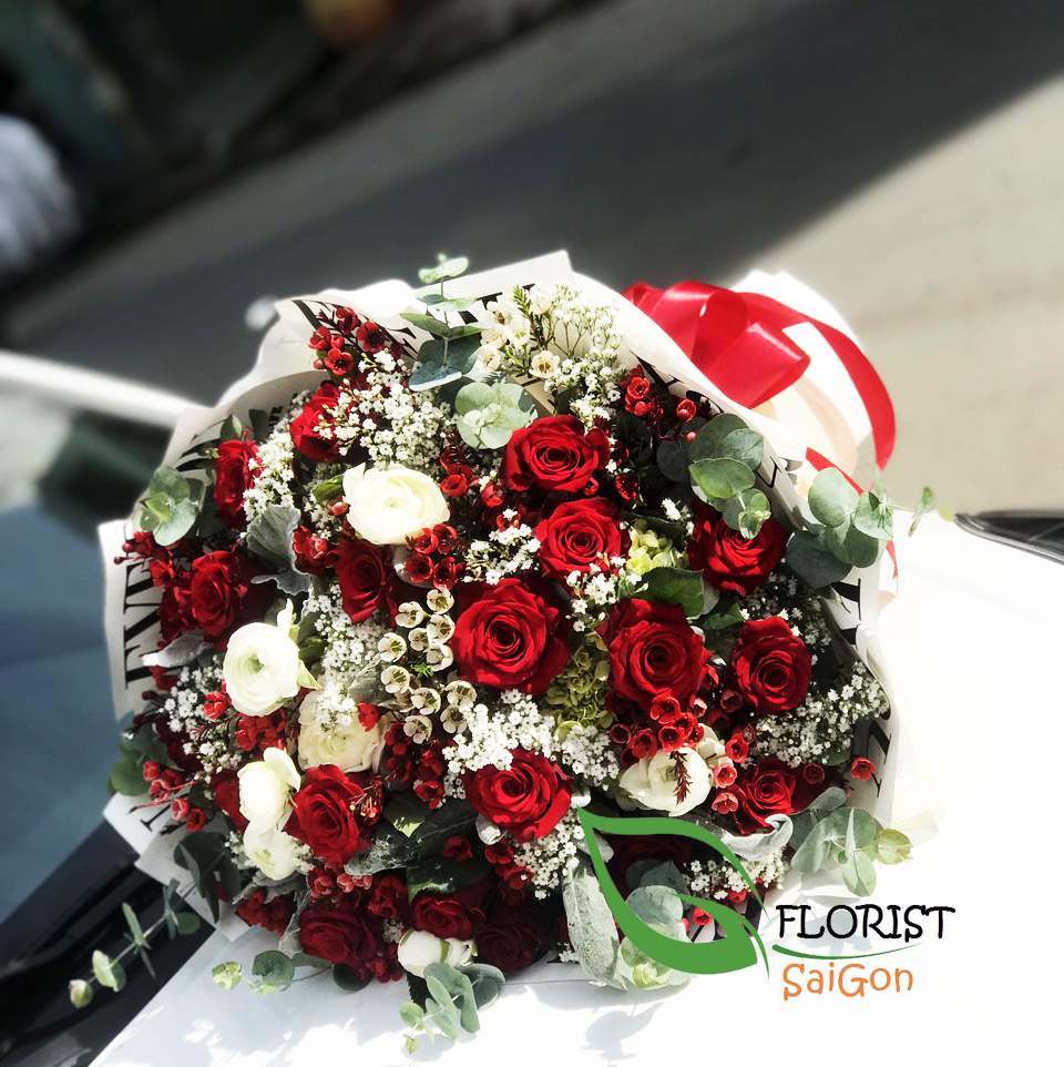 Bring the Holiday cheer home with Christmas floral arrangements