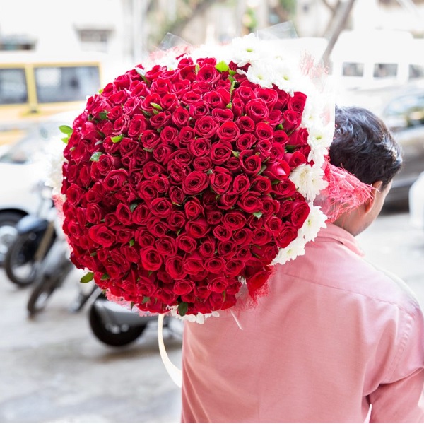 Big Bouquet of red roses for Valentines Day