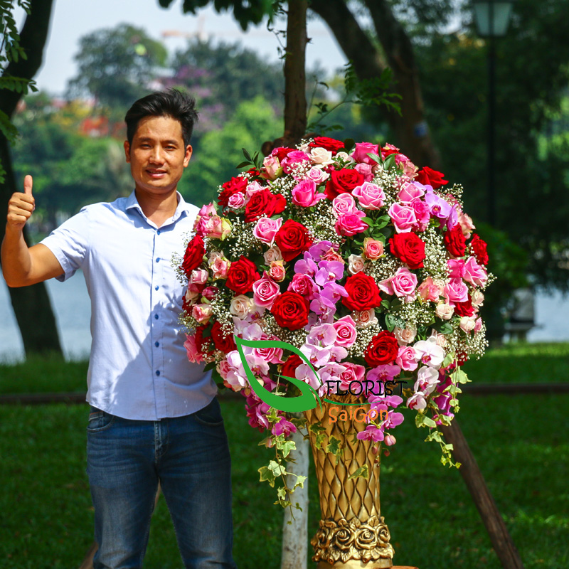 Luxury flower arrangement online Saigon