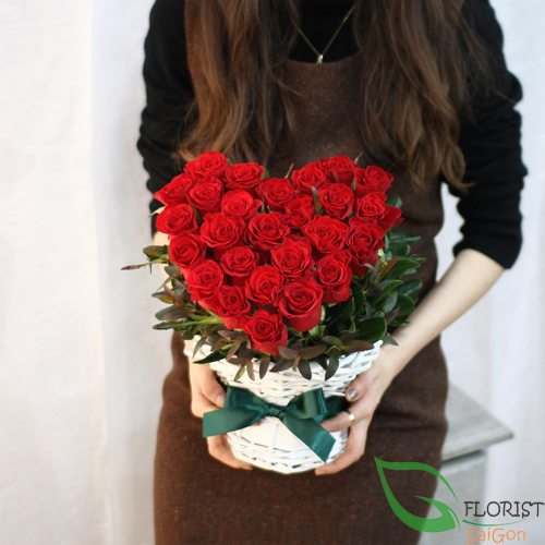 send red rose heart shape to Saigon