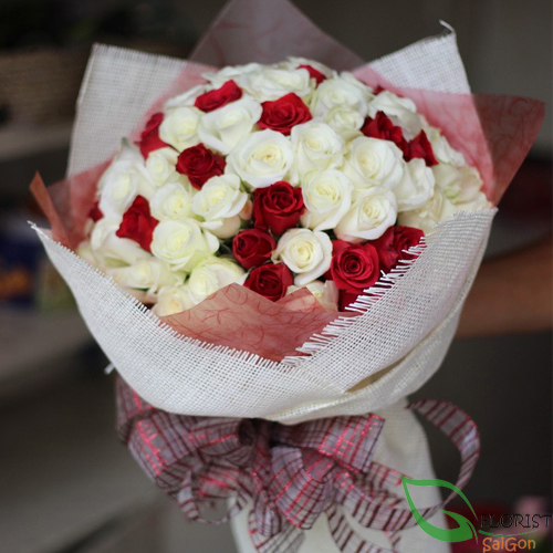White and red rose bouquet in Saigon