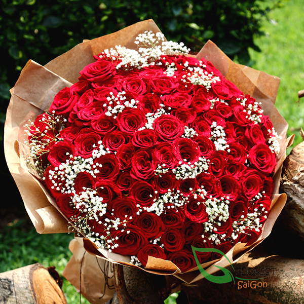 Bouquet of 9 red roses and baby breath