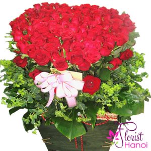 100 red roses in heart shape