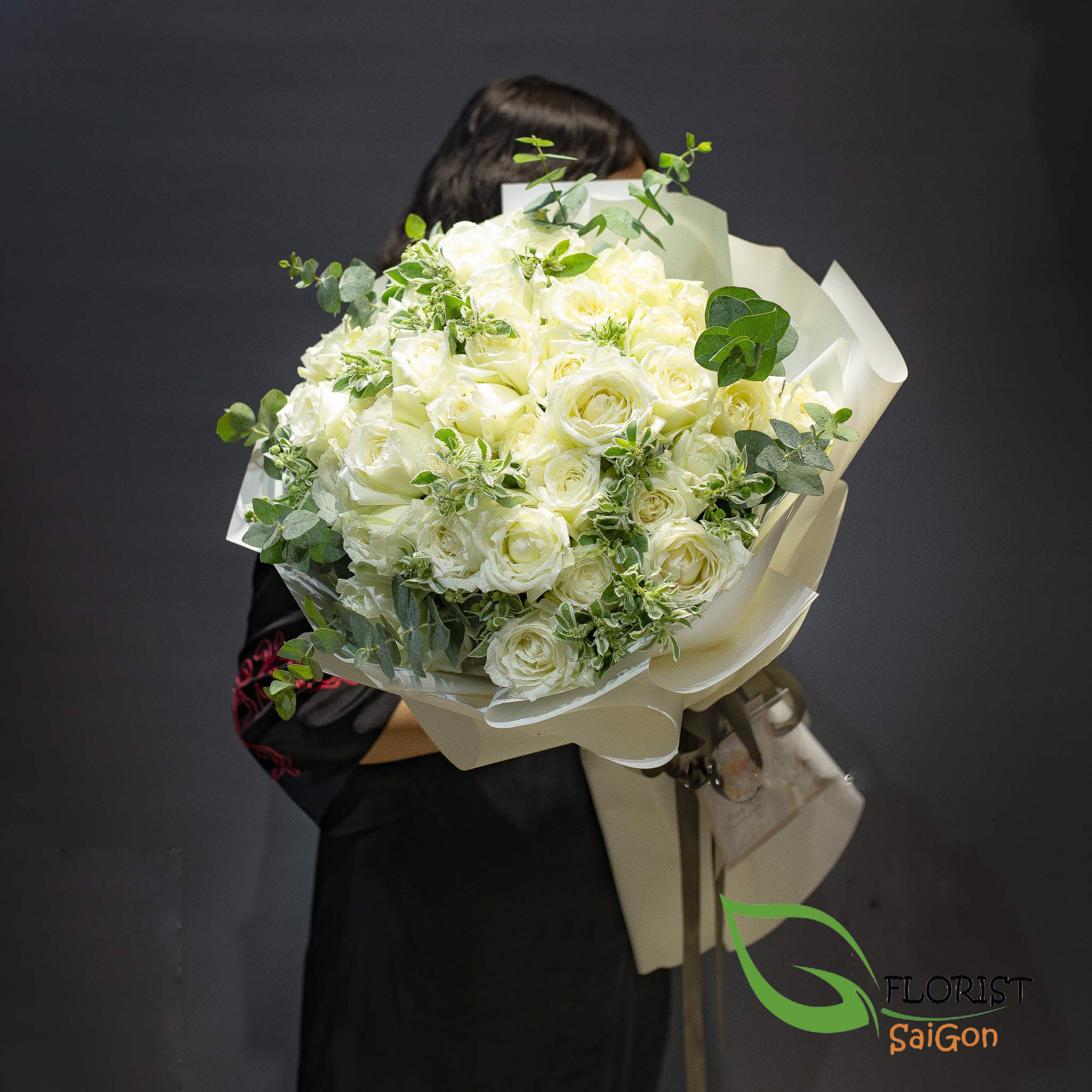 Online best white rose bouquet delivery Saigon