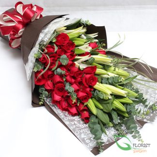 Bouquet of lilies and roses