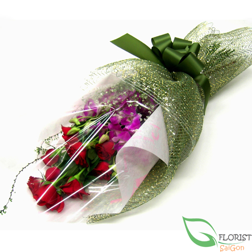 Bouquet of roses and dendrobium orchids