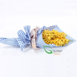 Bouquet of yellow mokara orchid