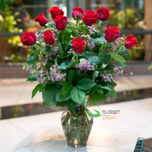 Christmas roses arrangement vase