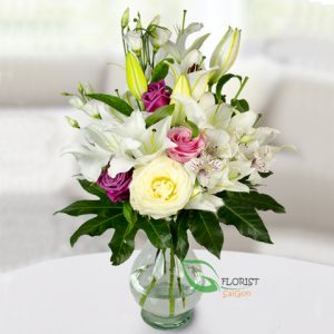 Flowers in vase delivery District 1