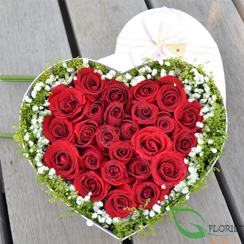 Heart flowers box from red roses and baby breath