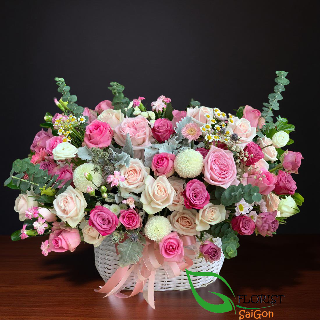 Mixed rose centerpiece delivery HCMC
