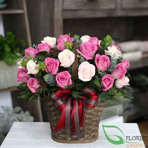 Light and hot pink rose arrangement