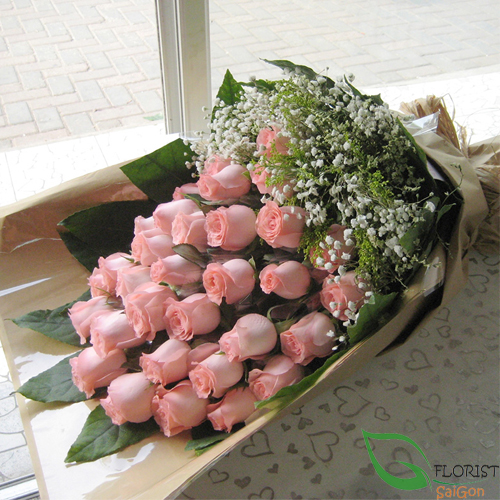 Bouquet of pink roses and baby breath in HCMC