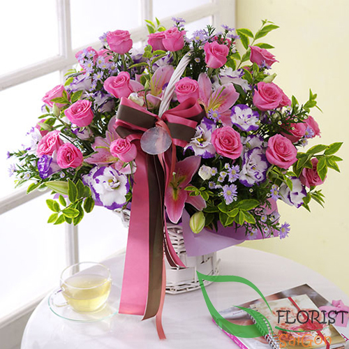 Pink rose flower arrangement for birthday