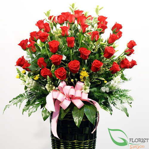 Red rose arrangement delivery Saigon