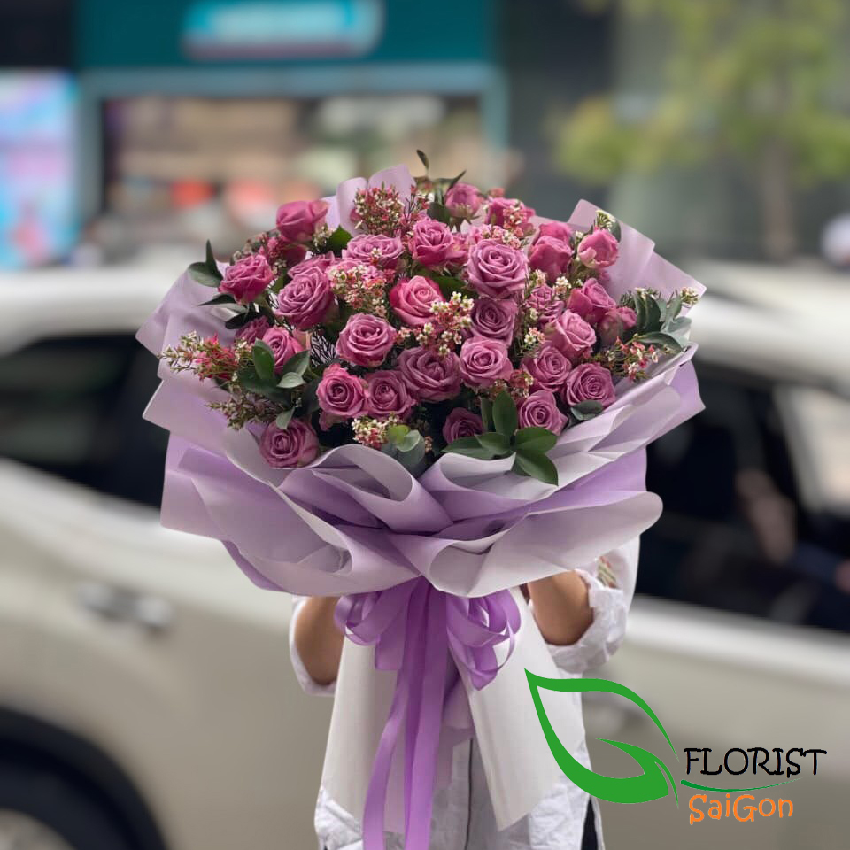 Online purple rose bouquet delivered HCMC