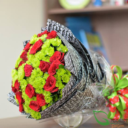 Online red and green flower bouquet in Saigon