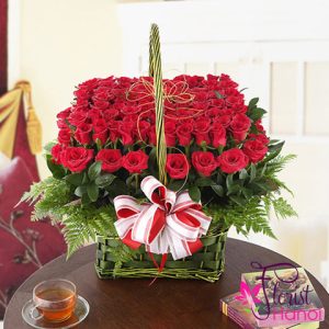 Red rose flower arrangement for love