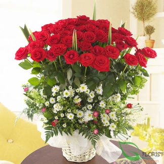Red roses arrangement for Christmas