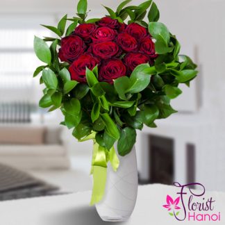 Red roses vase in Hanoi flower shop