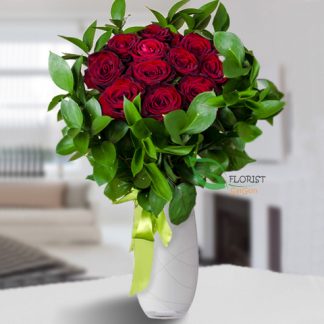 Red roses vase in Saigon flower shop