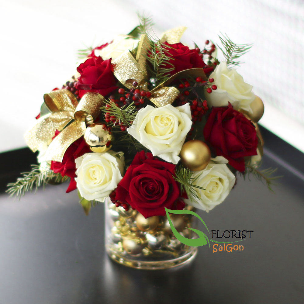 Cheerful Christmas flower arrangement Saigon