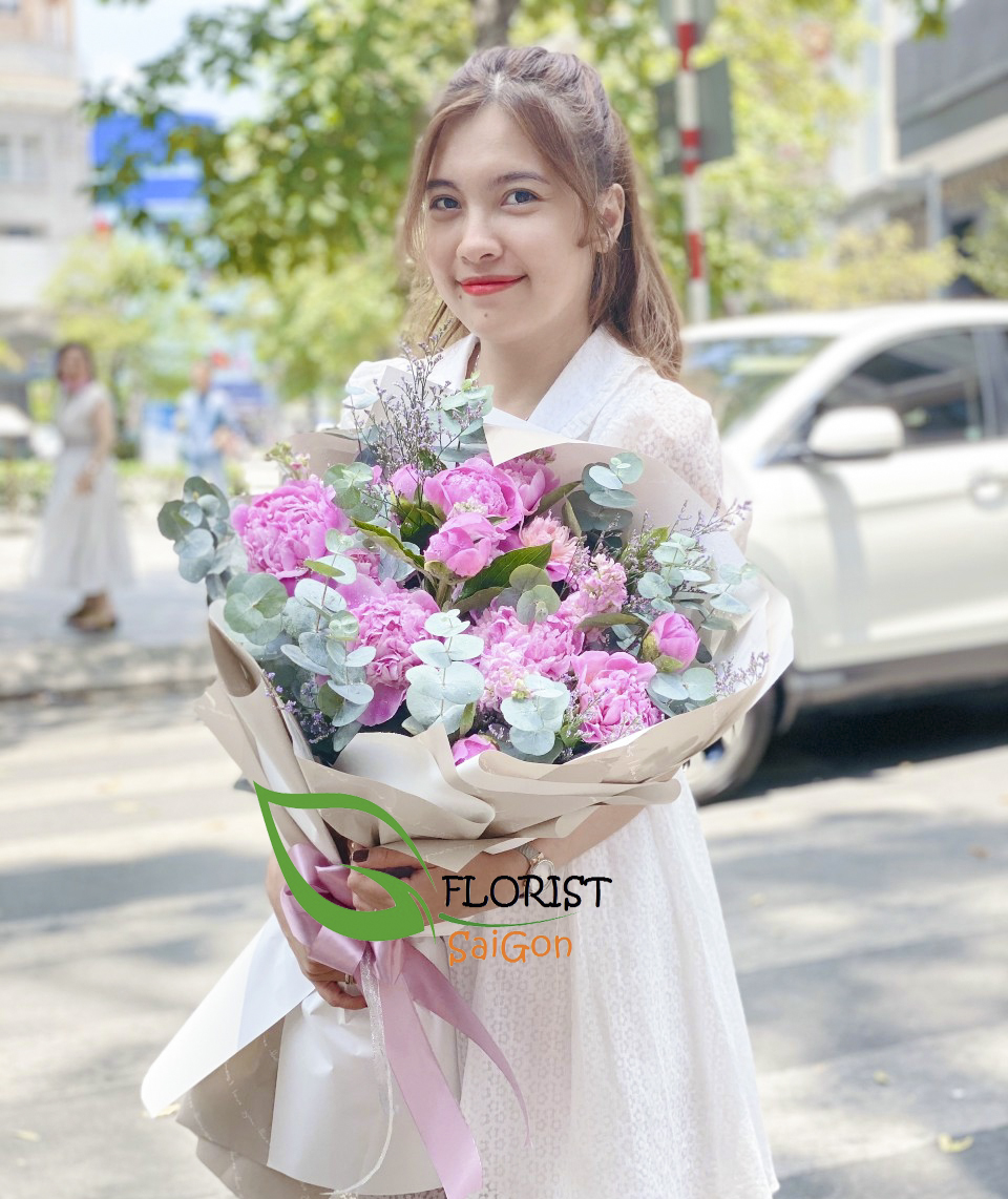 Birthday flower bouquet for her in Saigon