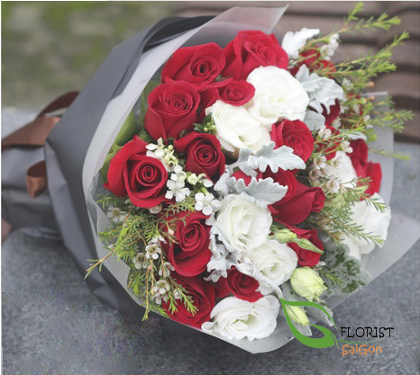 Red and white rose bouquet for Christmas 
